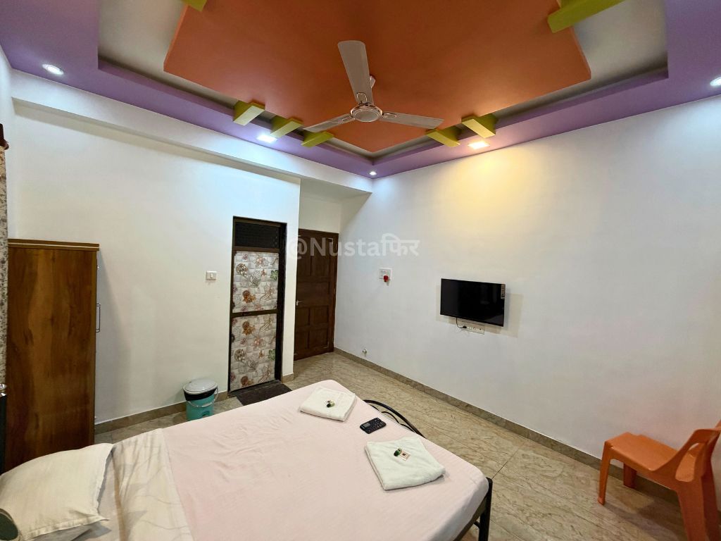 Air-Conditioned Bedroom with Attached Ensuite Bath Access