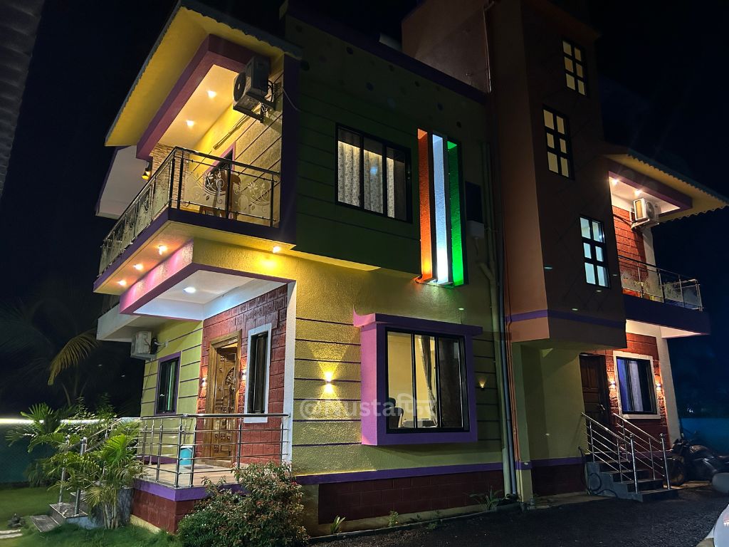 2-Storey Villa Architecture & Warm Spotlights