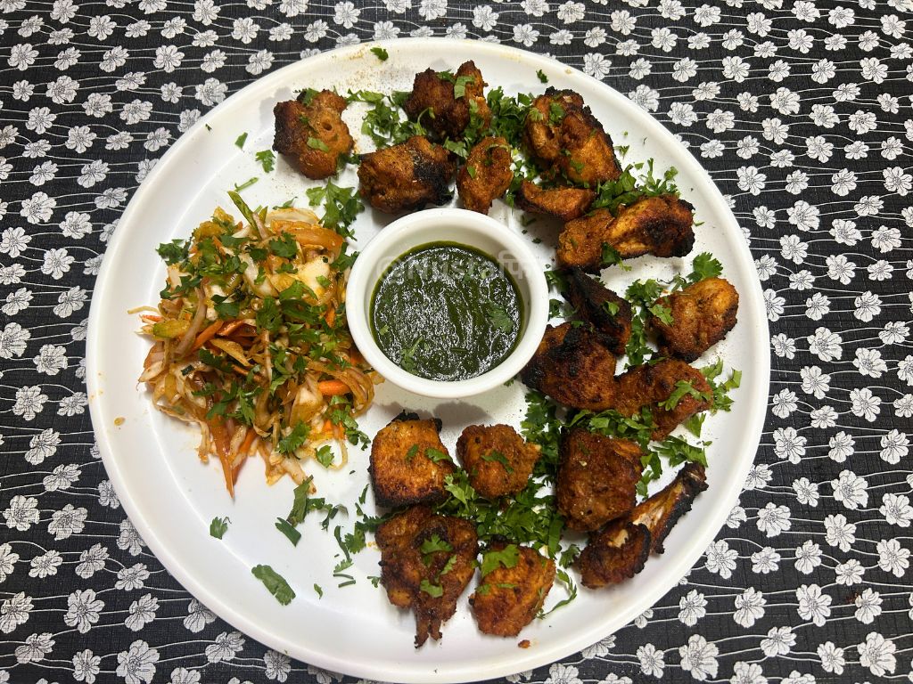 Fresh Barbeque Chicken Platter with Green Mint Chutney