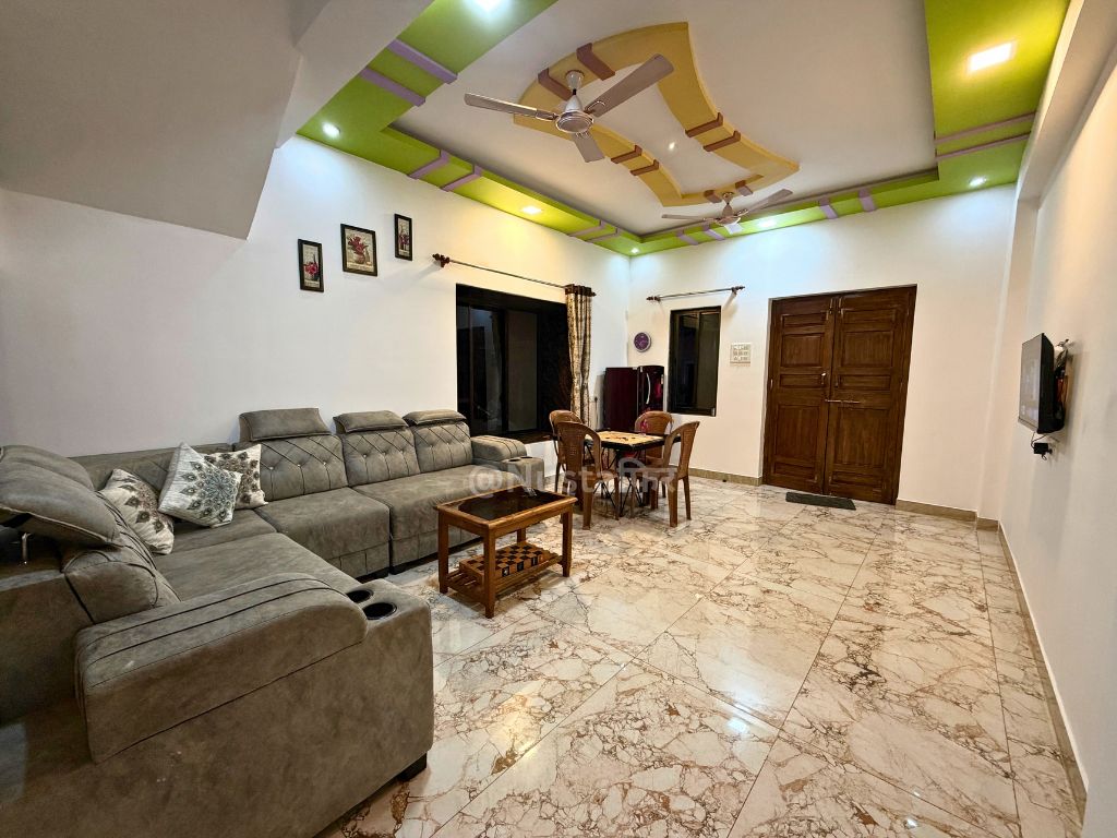 Living Room Lounge with Sectional Sofa & Coffee Table