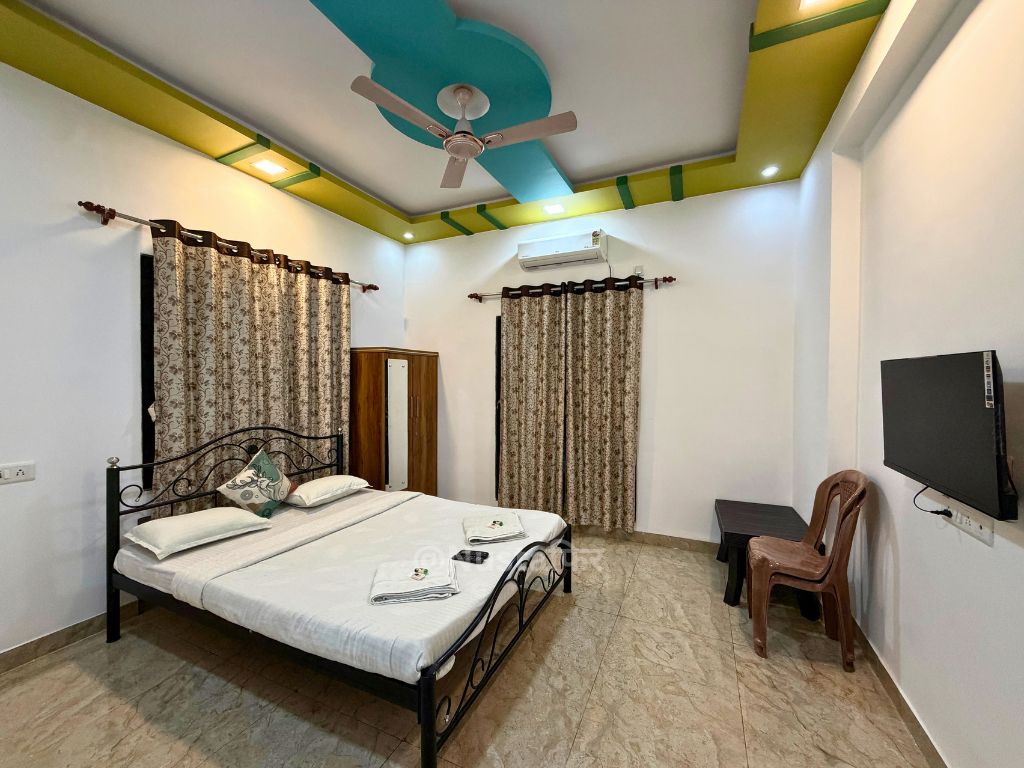Ground Floor AC Bedroom with King Bed, TV & Wardrobe